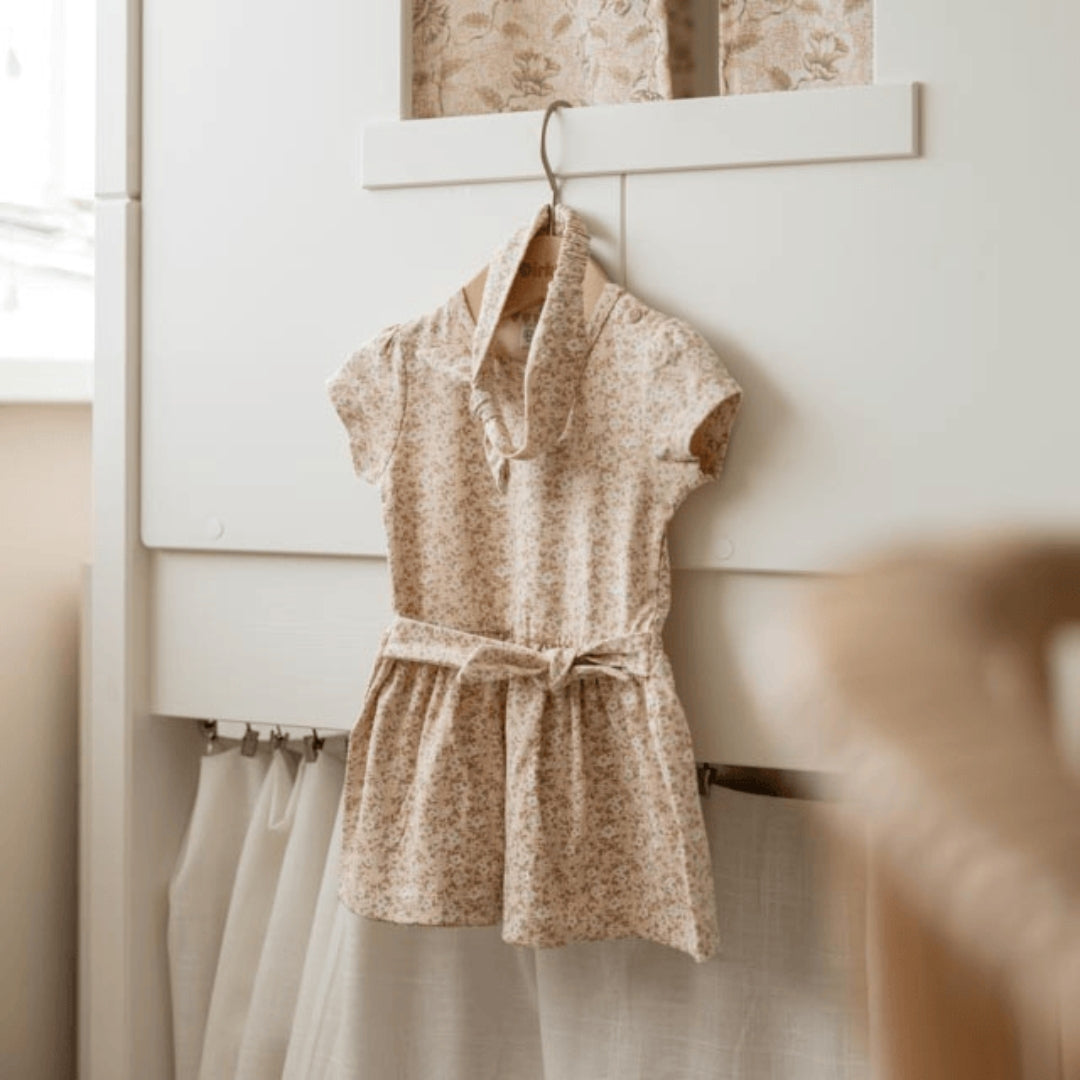 Dirkje Mädchenkleid – Sommerlich mit Blumenmuster (Beige)