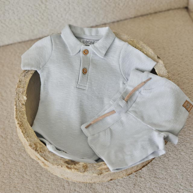 Dirkje Baby Jungen 2 Sets – Polostrampler & Shorts – Hellblau/Off-White "Love"