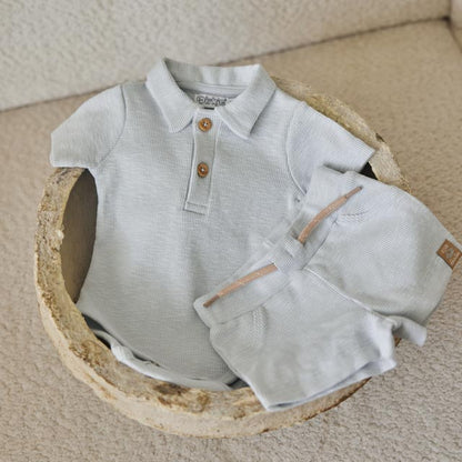 Dirkje Baby Jungen 2 Sets – Polostrampler & Shorts – Hellblau/Off-White "Love"