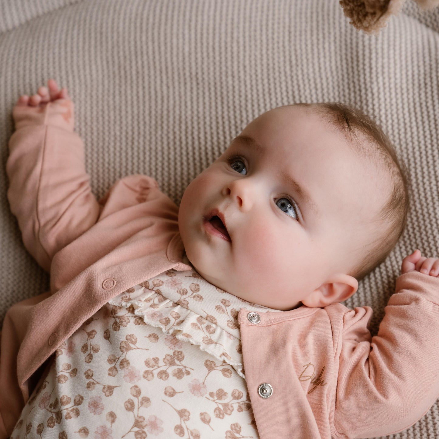 Dirkje Mädchen Baby Bio Langarm Strickjacke und Hose in Altrosa – Liebevoll für die Kleinen gemacht