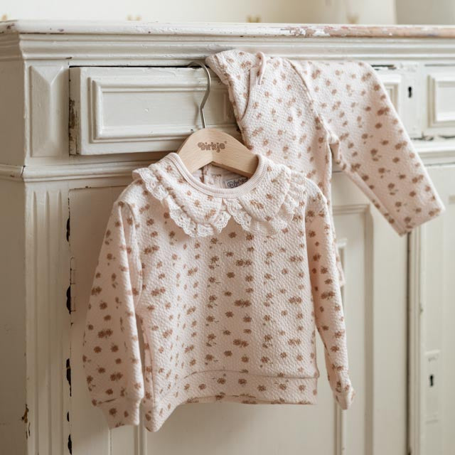 Dirkje Mädchen Pullover – Hellrosa mit Blümchen & Kragen